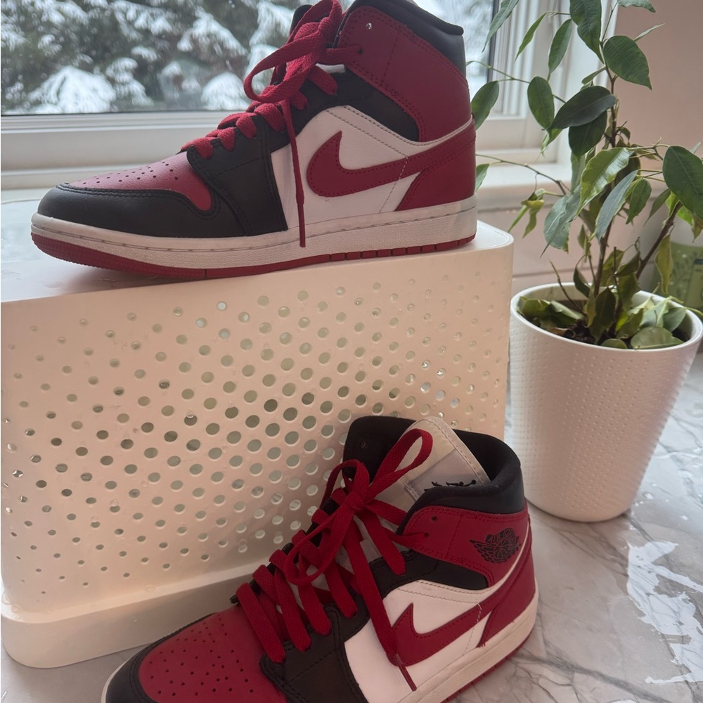 Air Jordon 1 Nike Red and Black High-Tops size 7M